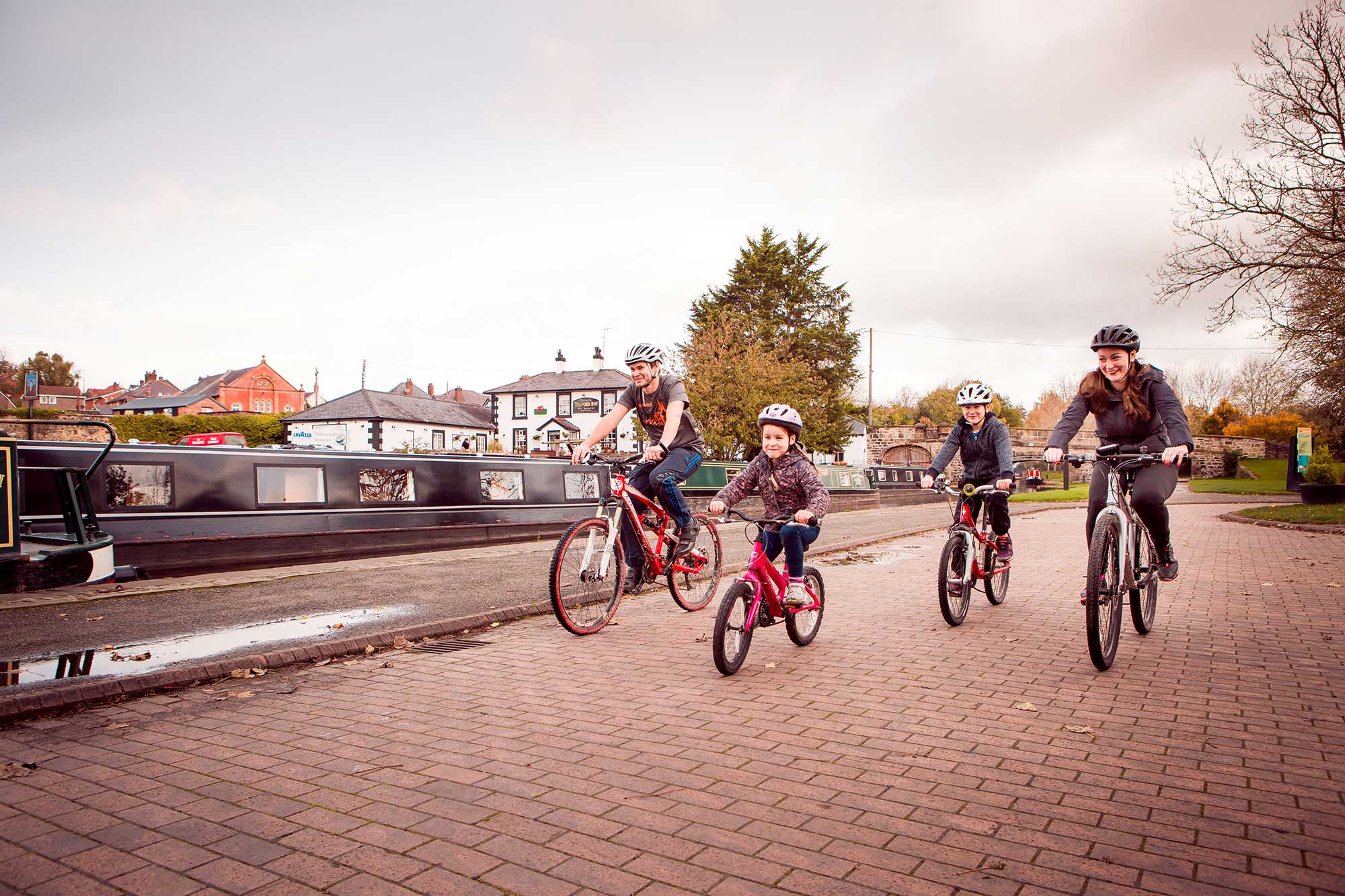 *family bike ride on Llangollen Canal