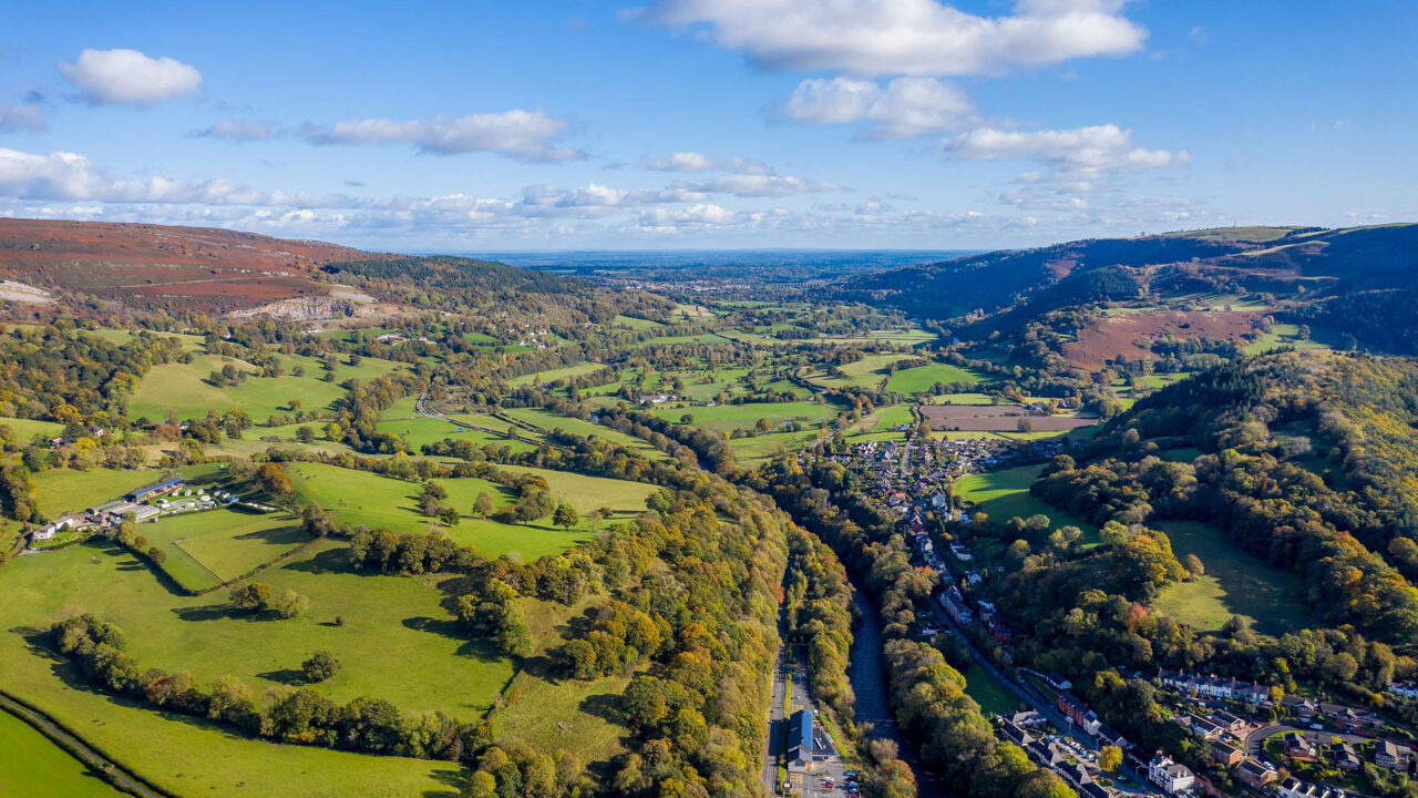 Golygfa o gastell Dinas Brân yn edrych i lawr Dyffryn Dyfrdwy / A view from Dinas Brân castle looking down the Dee Valley