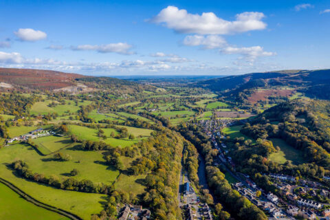 Golygfa o gastell Dinas Brân yn edrych i lawr Dyffryn Dyfrdwy / A view from Dinas Brân castle looking down the Dee Valley