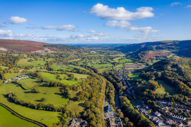 Golygfa o gastell Dinas Brân yn edrych i lawr Dyffryn Dyfrdwy / A view from Dinas Brân castle looking down the Dee Valley