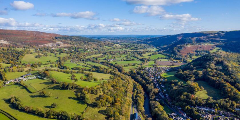 Golygfa o gastell Dinas Brân yn edrych i lawr Dyffryn Dyfrdwy / A view from Dinas Brân castle looking down the Dee Valley