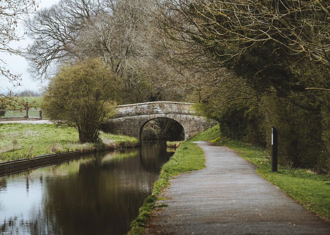 Pont ffordd dros y gamlas yn Nhrecelyn / A road bridge over the canal at Newbridge