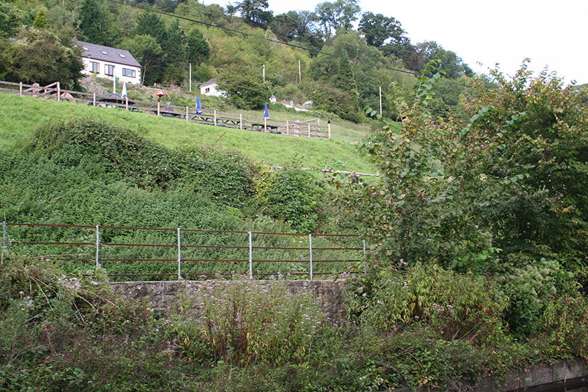 Cei dan gaeau Wharf under fields