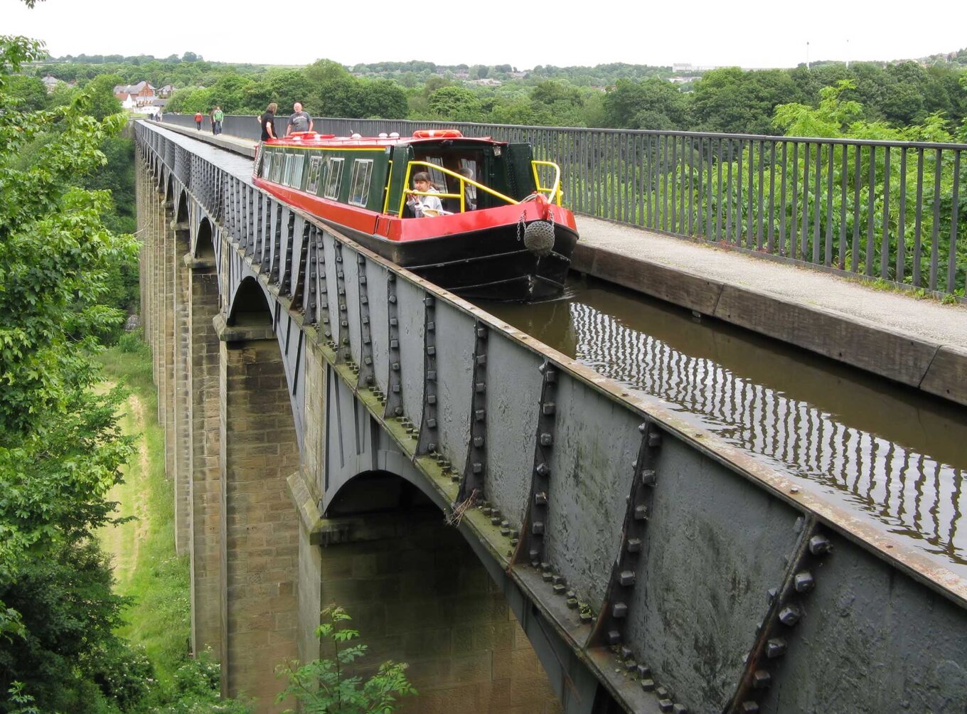 A narrowboat crossing the aqueduct