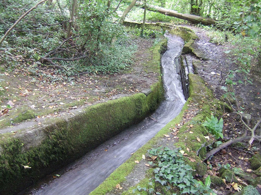 Sianel gorlif basn Trefor  Trevor Basin overflow channel