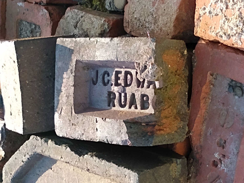 J C Edwards brick showing frog / Bricsen JCEdwards yn dangos llyffant