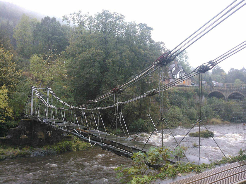 Pont adfeiliedig Dilapidated bridge