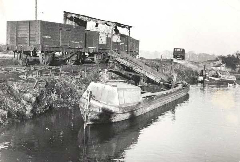 Bad camlas yn llwytho glo Barge loading with coal