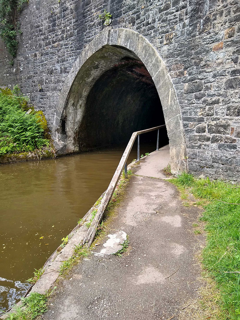 Tunnel sloped railings