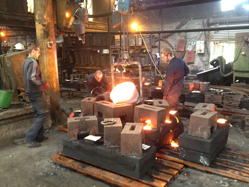 Tywallt haearn Pouring iron