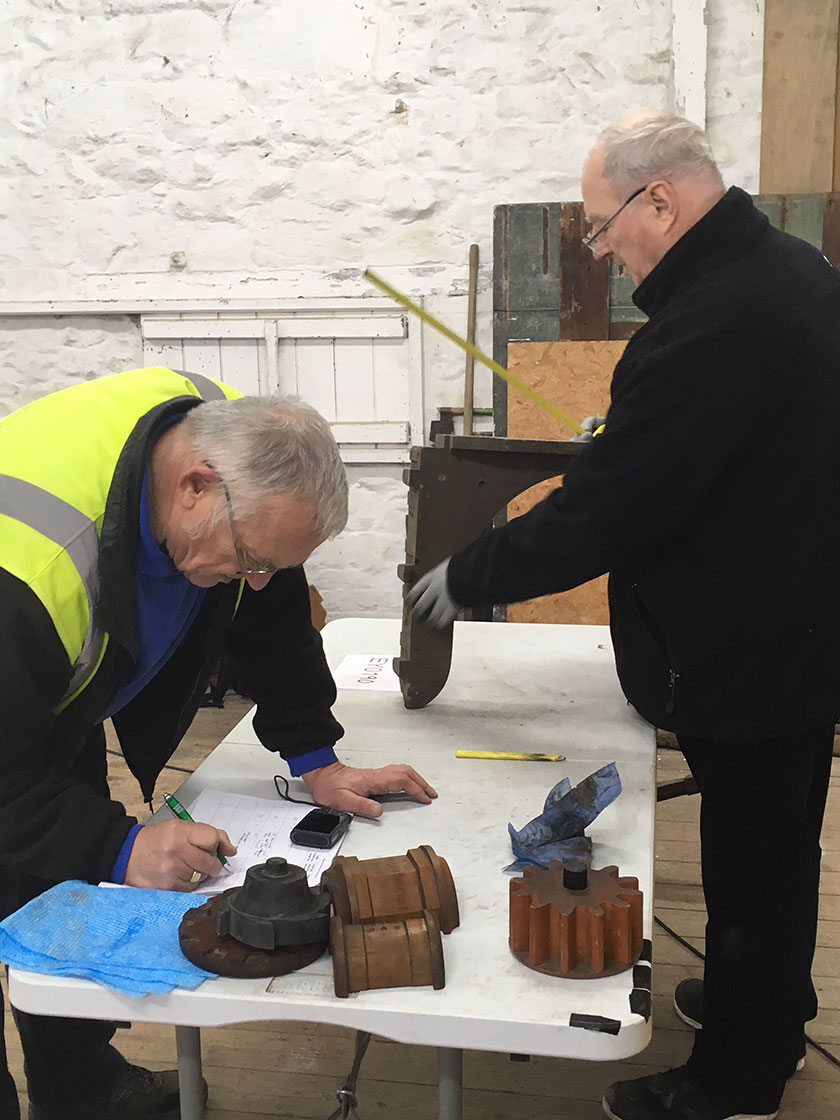 Gwirfoddolwyr storfa patrymau Pattern store volunteers