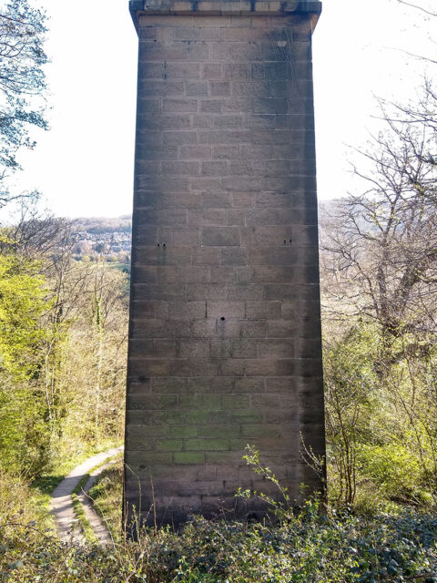 Tyllau sgaffald platform dyfrbont Platform scaffold holes in aqueduct