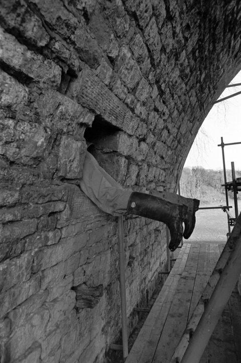 Dyn yn mynd ar ddyfrbont Y Waun Man entering Chirk Aqueduct