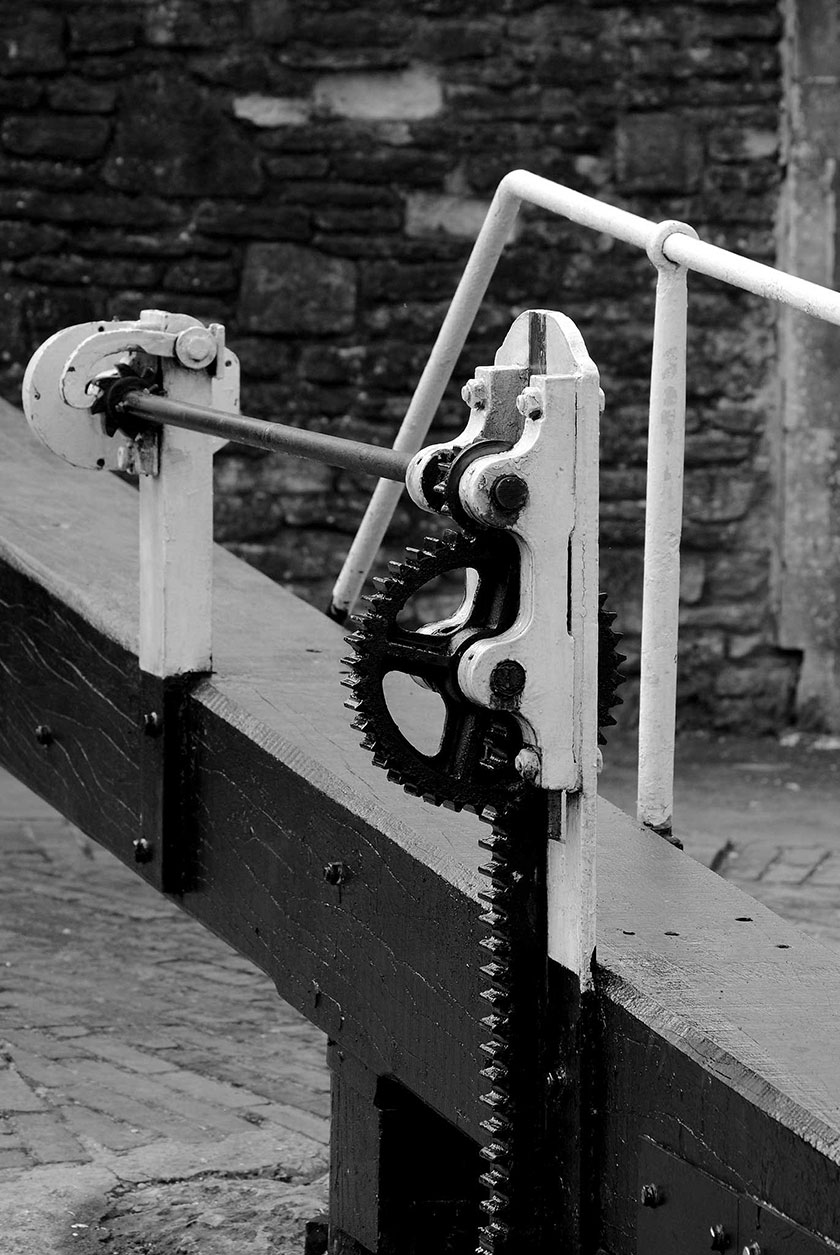 Mecanwaith ar lifddor mechanism on lock gate