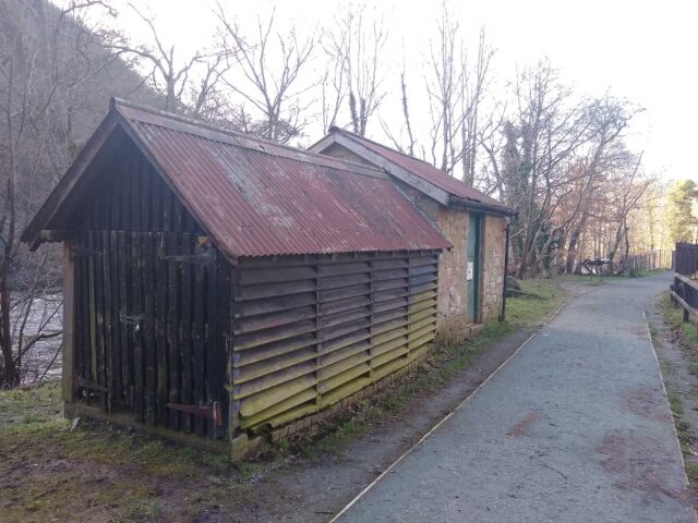 Storfa astell atal Rhaeadr y Bedol Horseshoe Falls stop plank store and mess