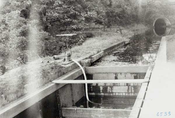 Estyll yn cael eu defnyddio ar Ddyfrbont Y Waun Planks in use on Chirk Aqueduct