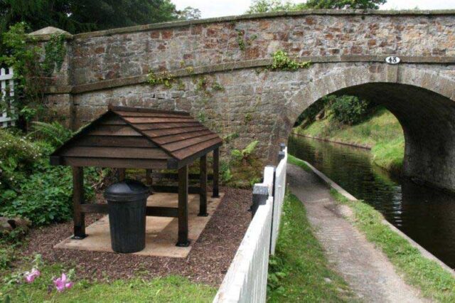 Lloches estyll atal Bwthyn Llanddyn  Llanddyn Cottage stop plank shelter