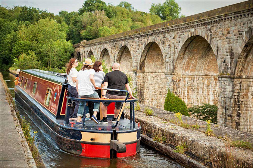 Cwch cul wedi’i llogi Hired narrowboat