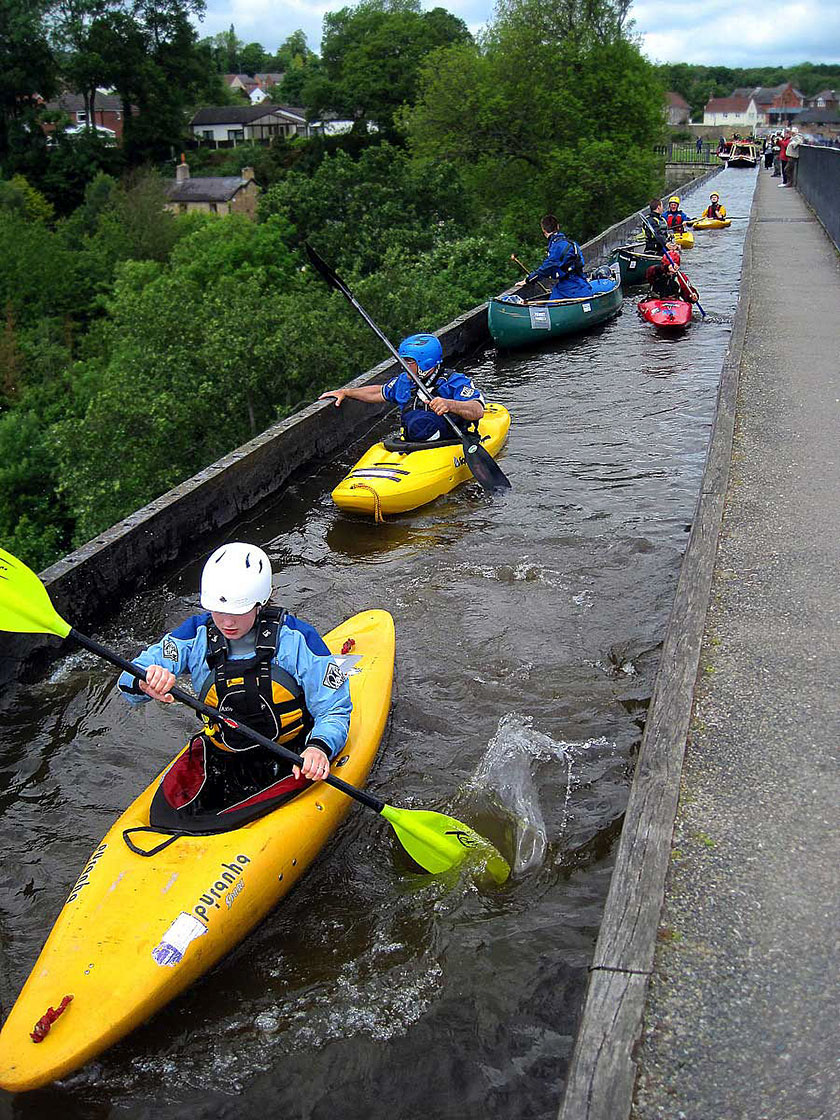 Canŵau ar y ddyfrbont  on aqueduct