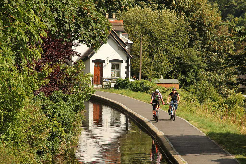 Beicio ar lwybr tynnu Cycling on towpath