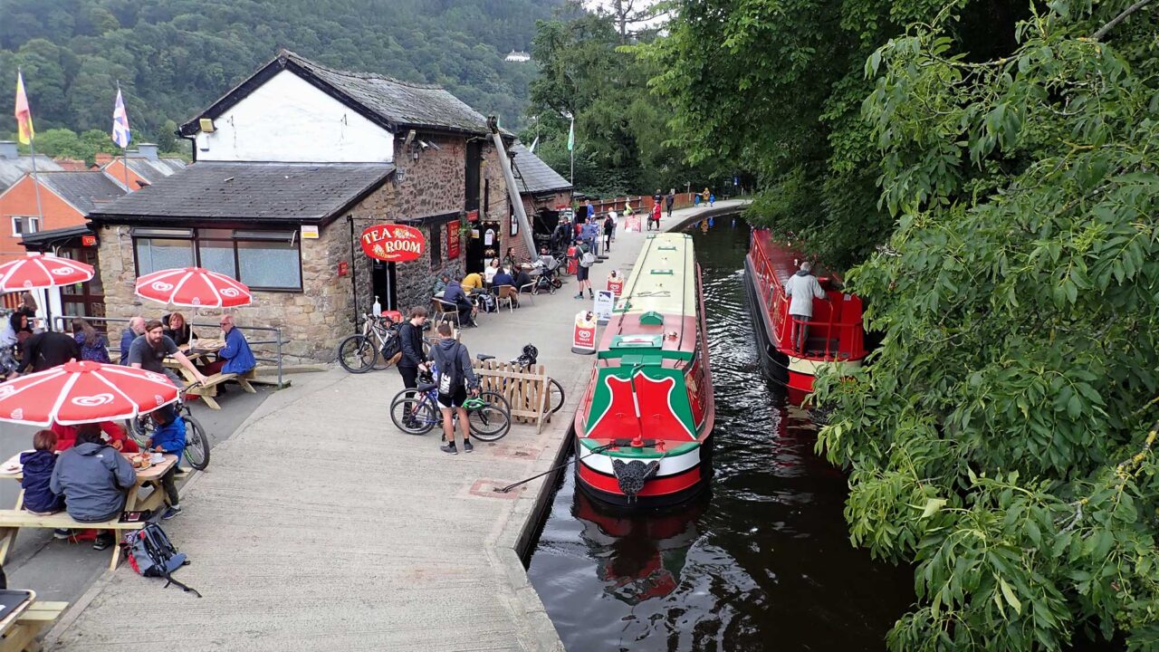 Tourists at the wharf