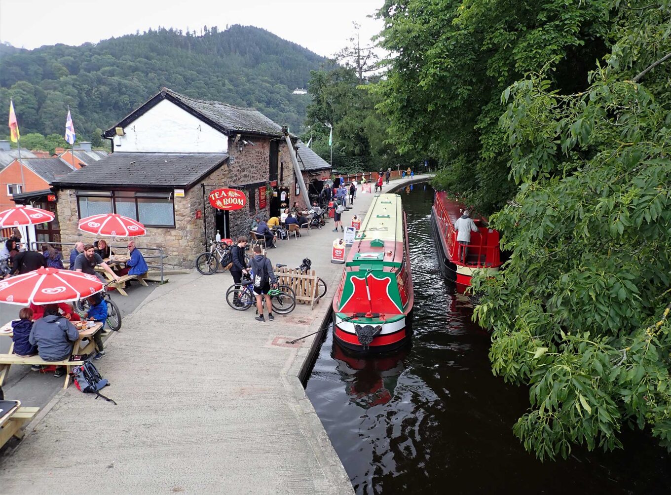 Tourists at the wharf