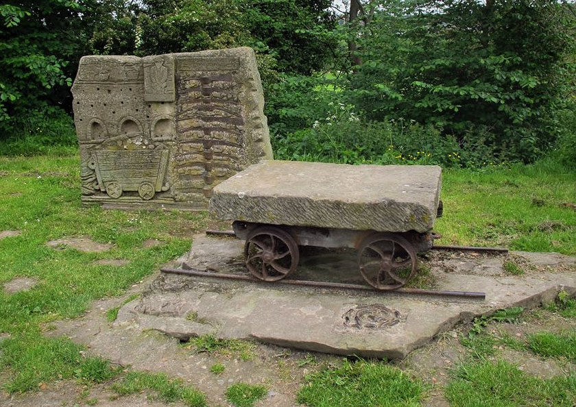 Cerflun gwaith calchfaen ym Mroncysyllte Limestone works sculpture at froncysyllte