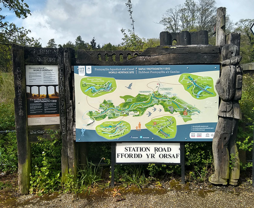 Hysbysfwrdd Y Waun Chirk noticeboard