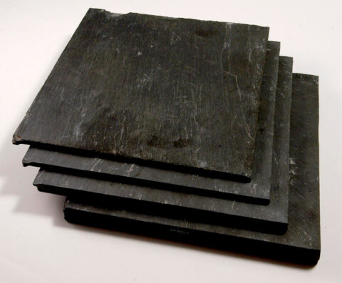 Llechi wedi eu hollti yn drwch amrywiol  Slate split into various thicknesses